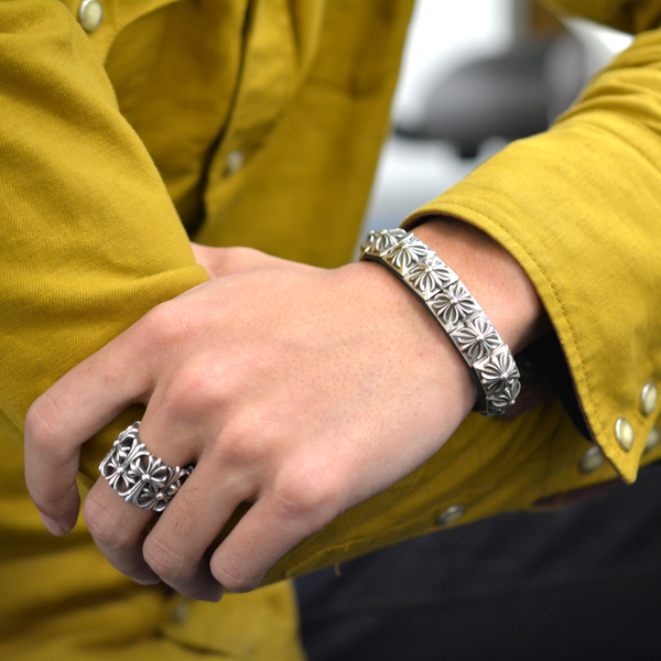 38 割引 定休日以外毎日出荷中 クロムハーツ ピラミッドスタッズ レザーブレスレット ブレスレット メンズ Solcaloja Med Ec